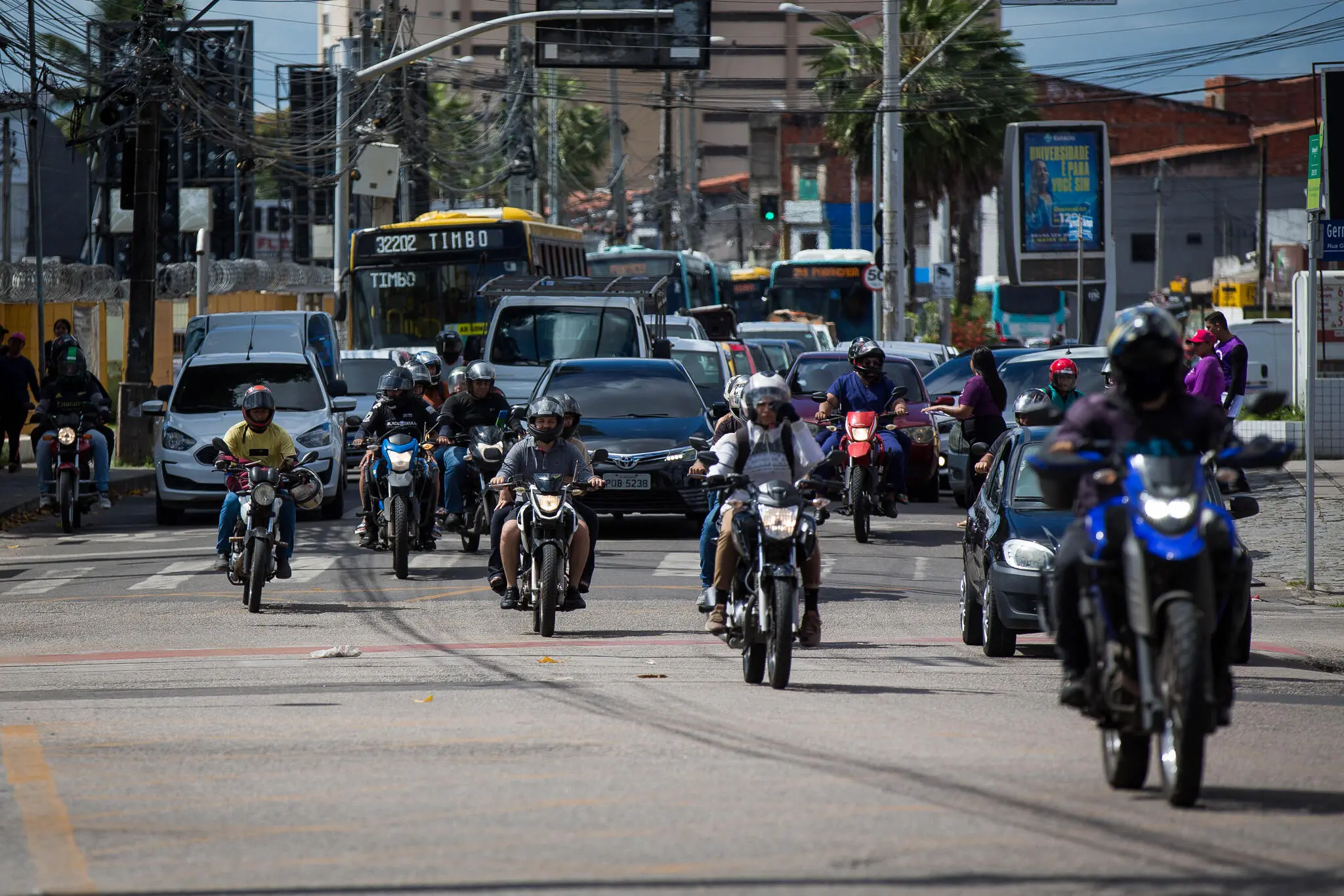 Motos, ônibus e carros em via de Fortaleza