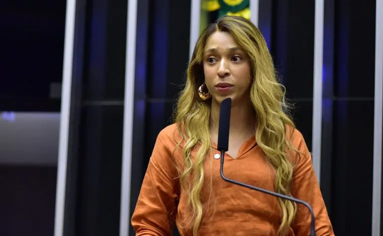 Imagem da deputada Erika Hilton (PSOL-SP), que teve seu visto para os Estados Unidos alterado para o gênero masculino. A deputada, que na imagem está na tribuna da Câmara dos Deputados, diz que acionar a ONU para tratar do assunto.