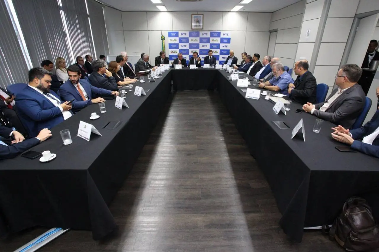 Reunião na última segunda-feira (14), no Ministério do Trabalho e Emprego (MTE), com a participação dos presidentes das confederações empresariais, federações da Indústria e centrais sindicais, sobre a Norma Regulamentadora 01 (NR-1), sobre saúde mental e riscos psicossociais no trabalho