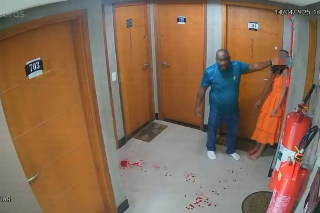 Imagem que mostra o advogado João Neto agredindo mulher antes de ser preso