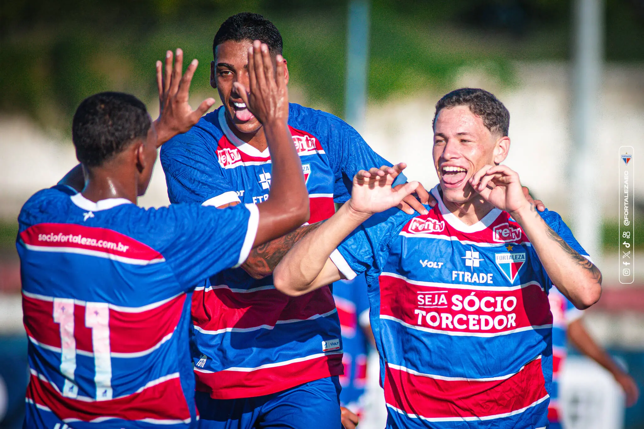 Foto de Peterson, autor do primeiro gol da partida, comemorando com companheiros de time.