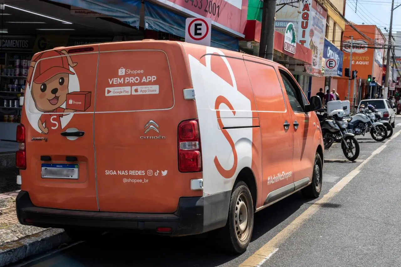 Van da Shopee estacionada em rua