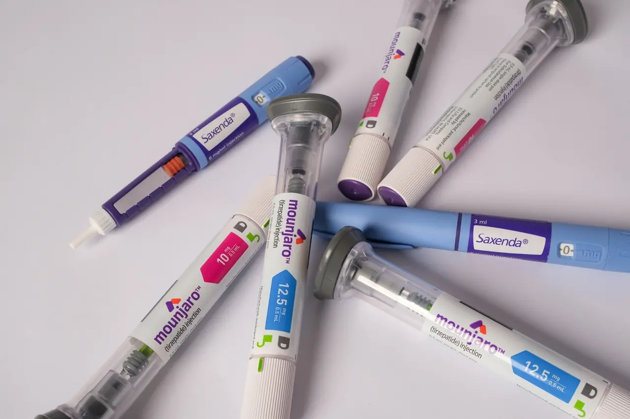 Imagem mostra diversas canetas emagrecedoras, de marcas como Mounjaro, Ozempic e Sexenda, ilustrando decisão da Anvisa de obrigar a rentenção de receita na compra desses produtos