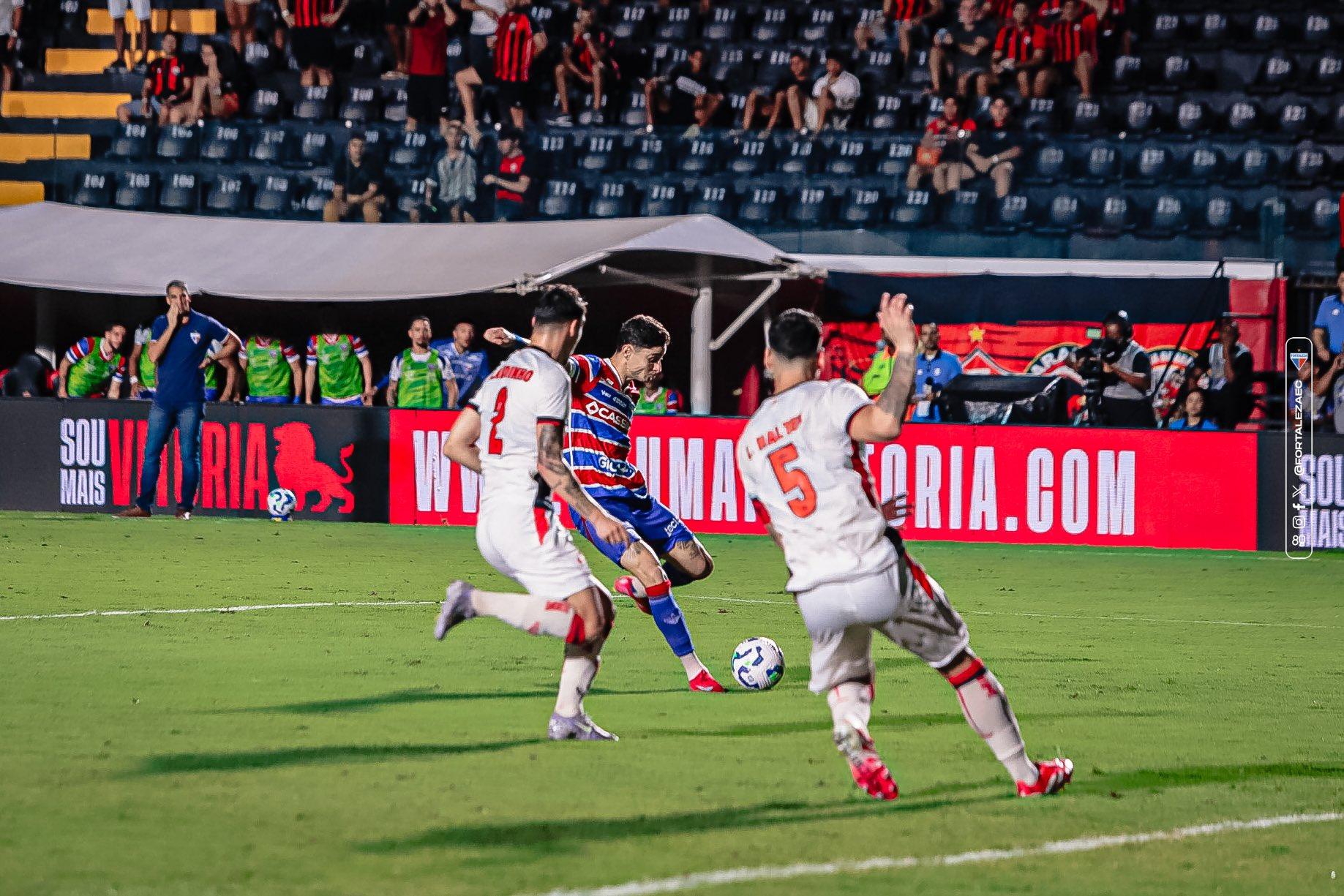Foto de Diogo Barbosa em Vitória x Fortaleza na Série A do Brasileirão 2025