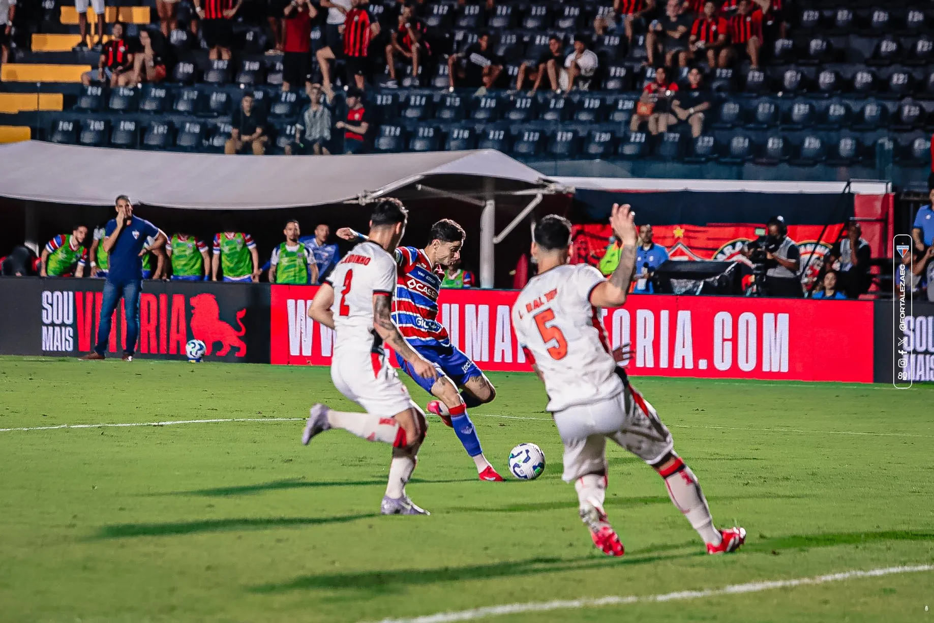 Diogo Barbosa em Vitória x Fortaleza na Série A do Brasileirão 2025