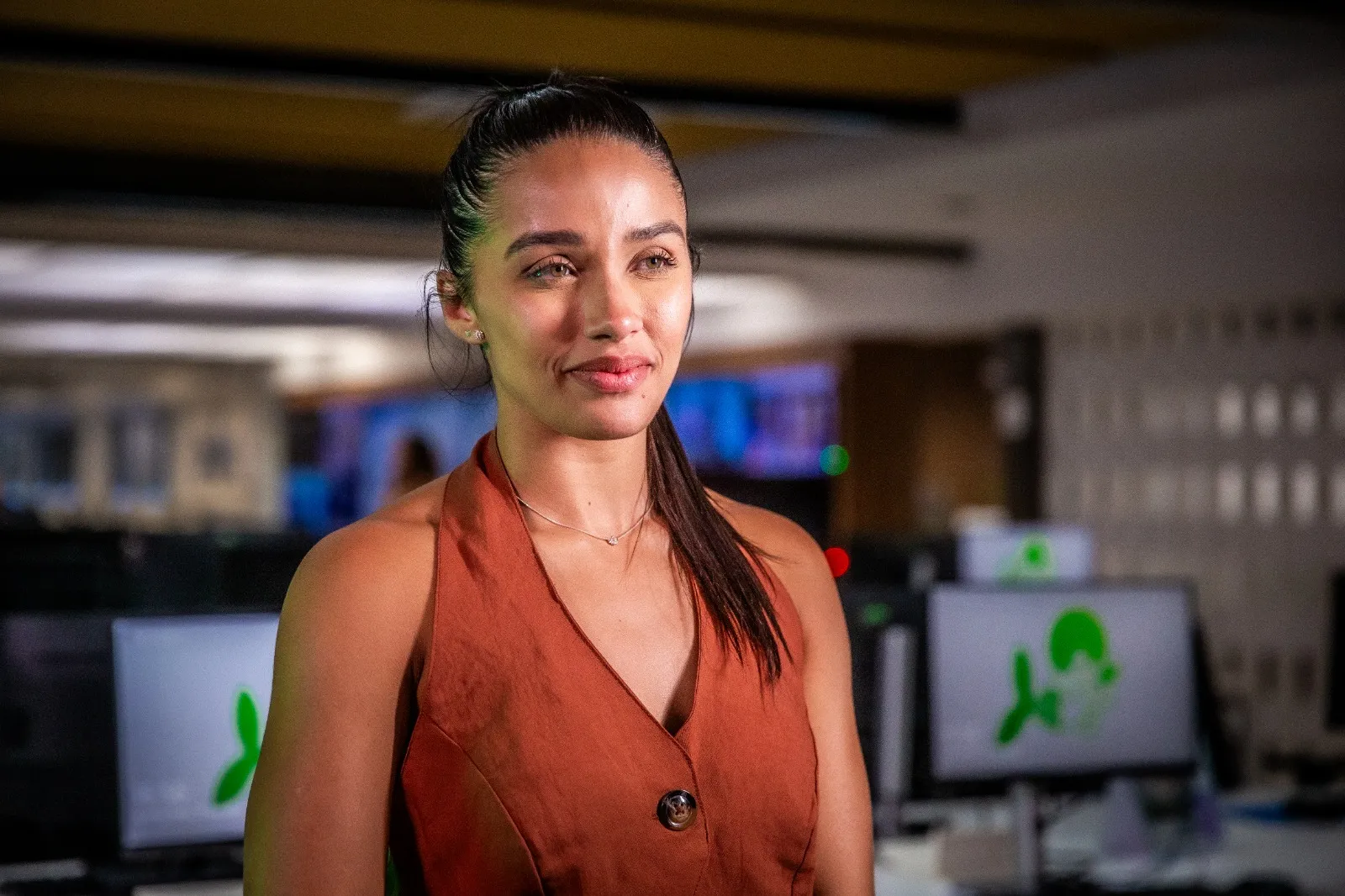 Eva, participante do BBB 25, durante visita ao Sistema Verdes Mares