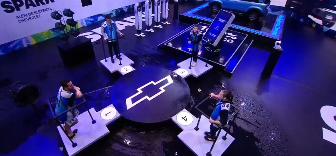 Participantes do BBB 25 em plataforma giratória para matéria sobre quem ganhou a prova do finalista