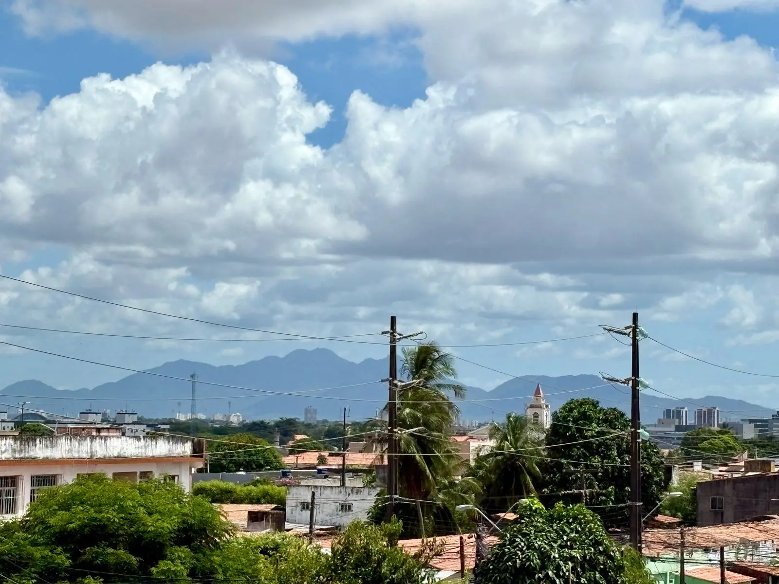 Imagem em bairro de Fortaleza mostra céu com poucas nuvens para matéria sobre previsão do tempo para o fim de semana