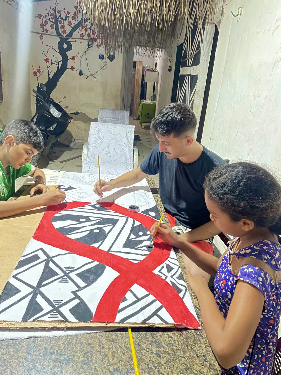 Jadson Tremembé, Rodrigo Tremembé e Cauane Tremembé em atividade artística coletiva