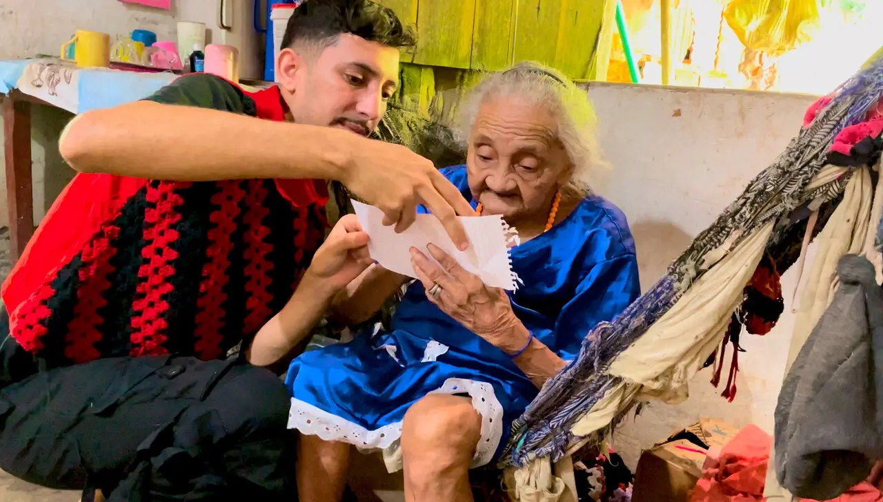 Rodrigo e a artesã Baía Tremembé, referência para geração de indígenas cearenses