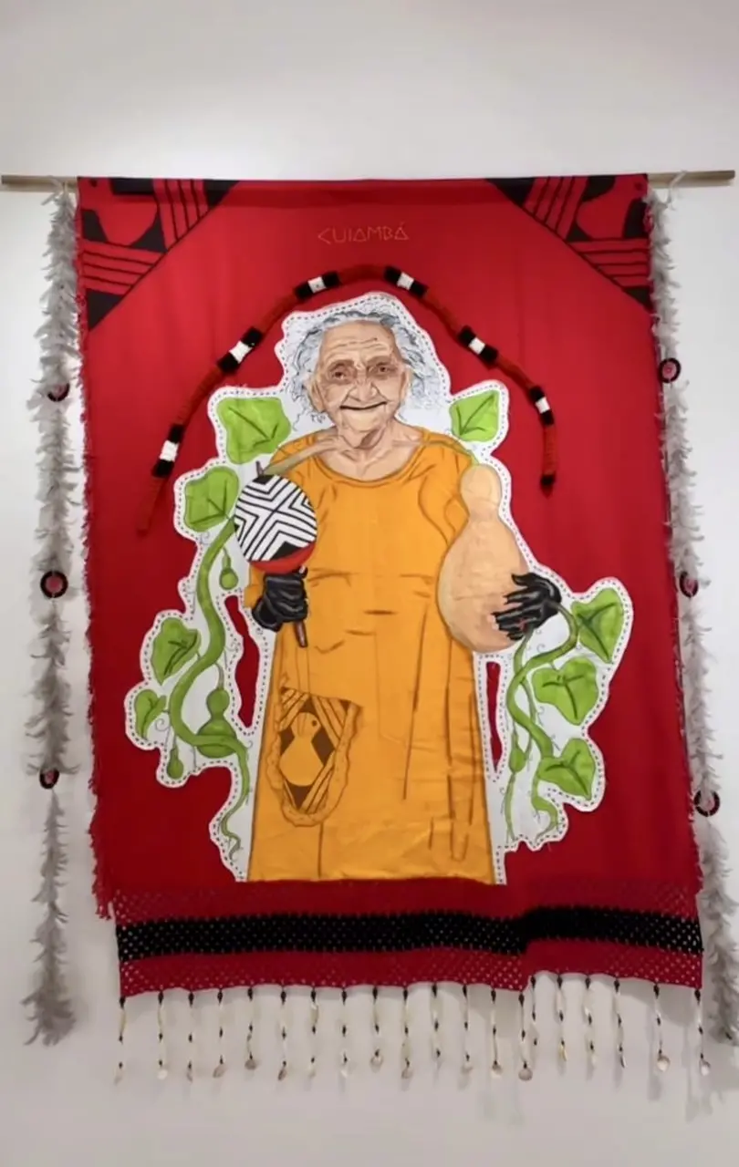 Além da moda, Rodrigo trabalha a ancestralidade nas artes visuais. Na foto, obra que homenageia Baía Tremembé