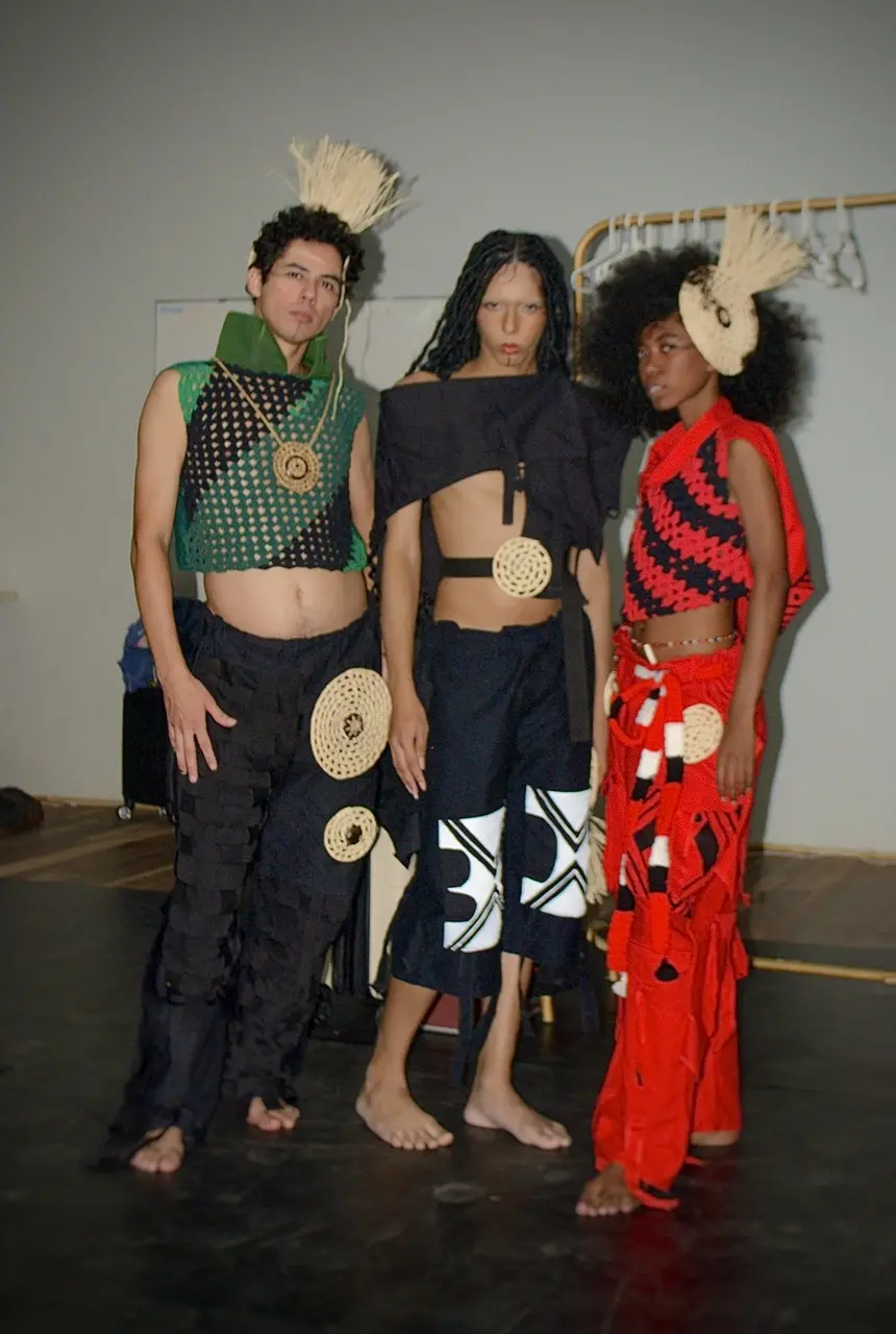 Modelos Elvis Jordan, Wendy Candyr e Lêh Silva com peças da marca Tremembé