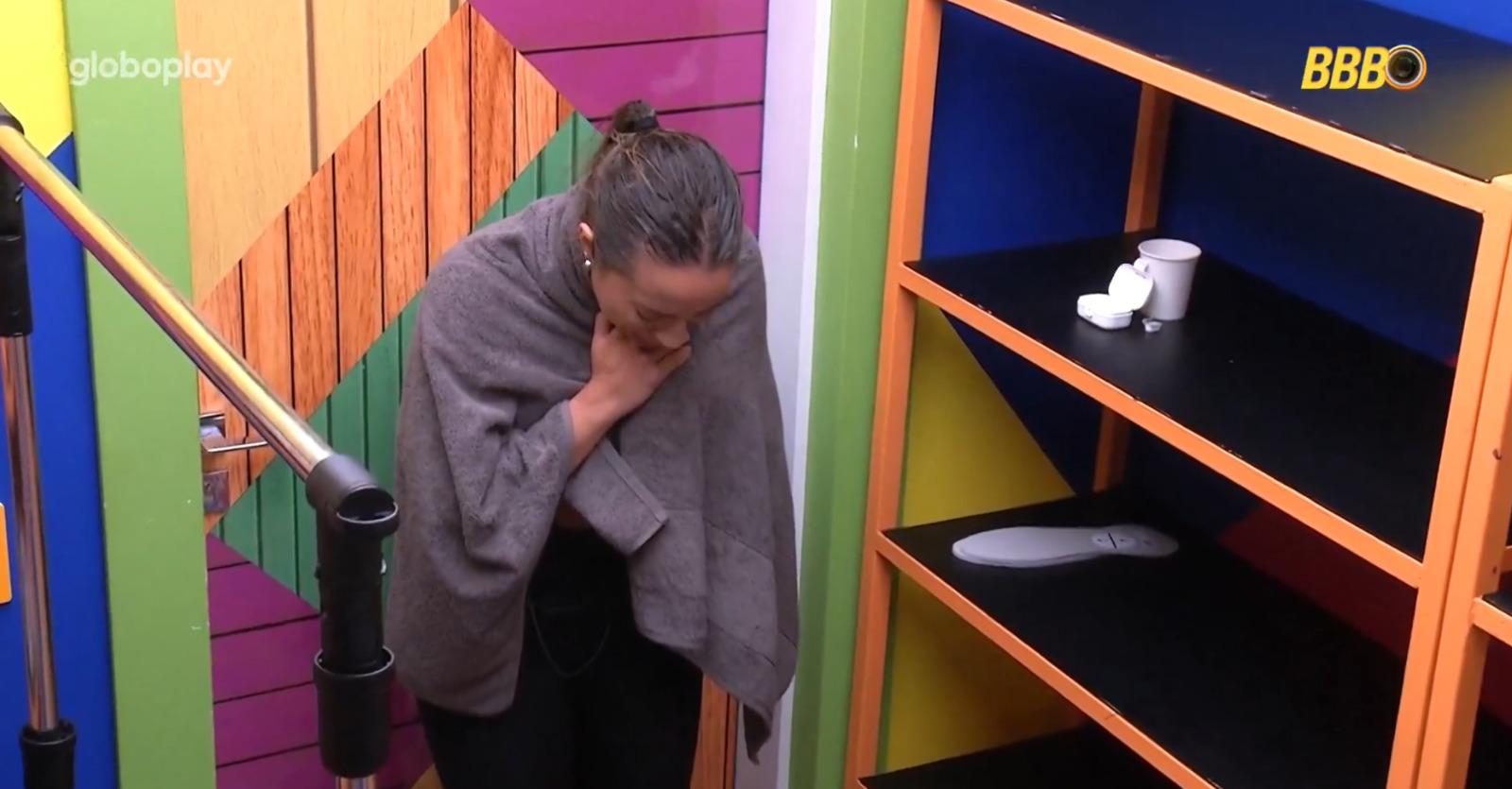 Na imagem vemos Renata Saldanha chorando na dispensa do BBB 25