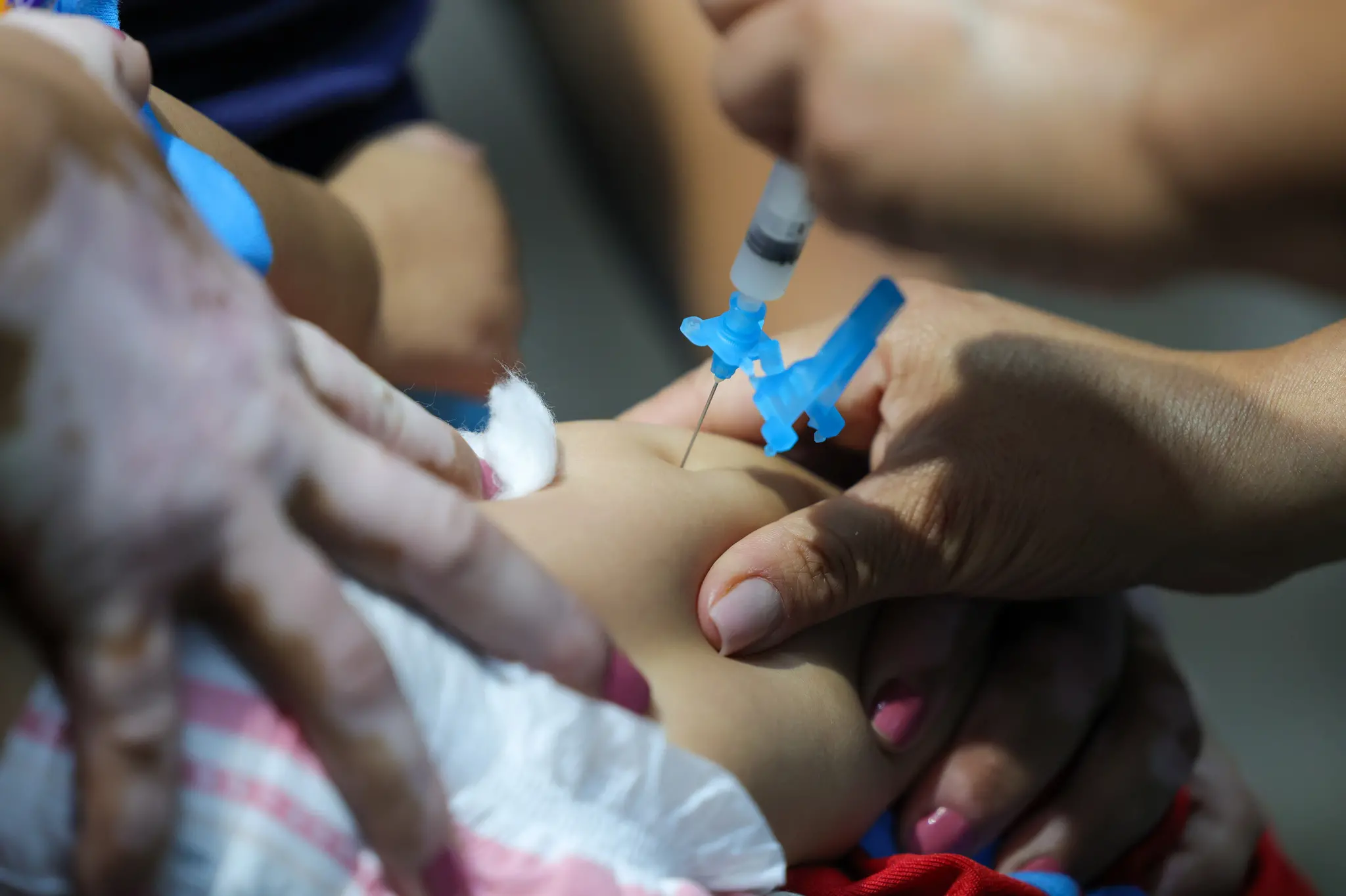 Criança sendo vacinada na perna. Vacinas que protegem contra a meningite fazem parte do calendário de vacinação da criança do Programa Nacional de Imunização