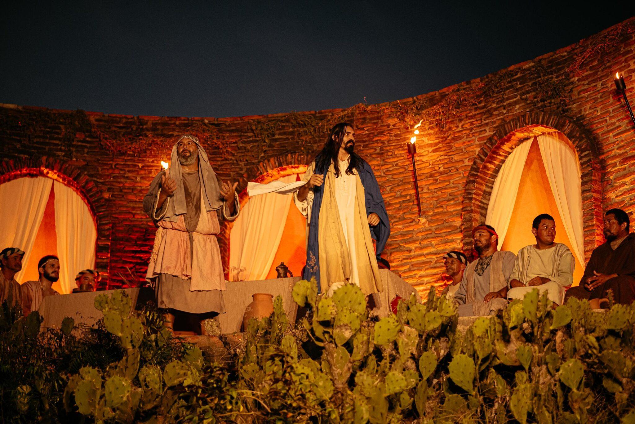 Cena da Última Ceia encenada por atores caracterizados como Jesus e seus discípulos, na Paixão de Cristo de Quixaba, em Aracati