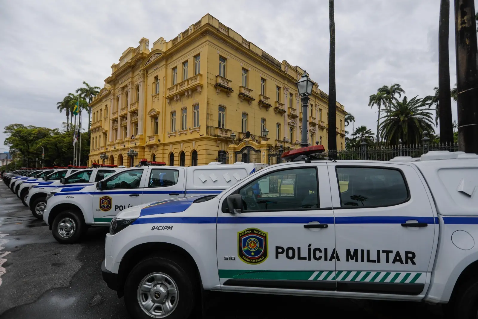 Foto que contém viaturas brancas envelopadas para uso da Polícia Militar de Pernambuco