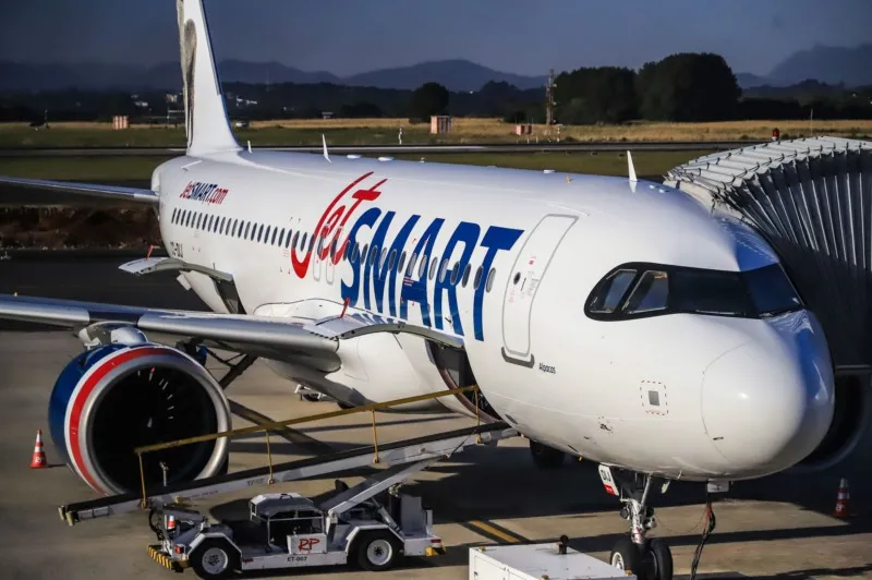 JetSmart já opera em quatro cidades do Brasil, e vai começar a voar entre Recife e Buenos Aires a partir de julho de 2025