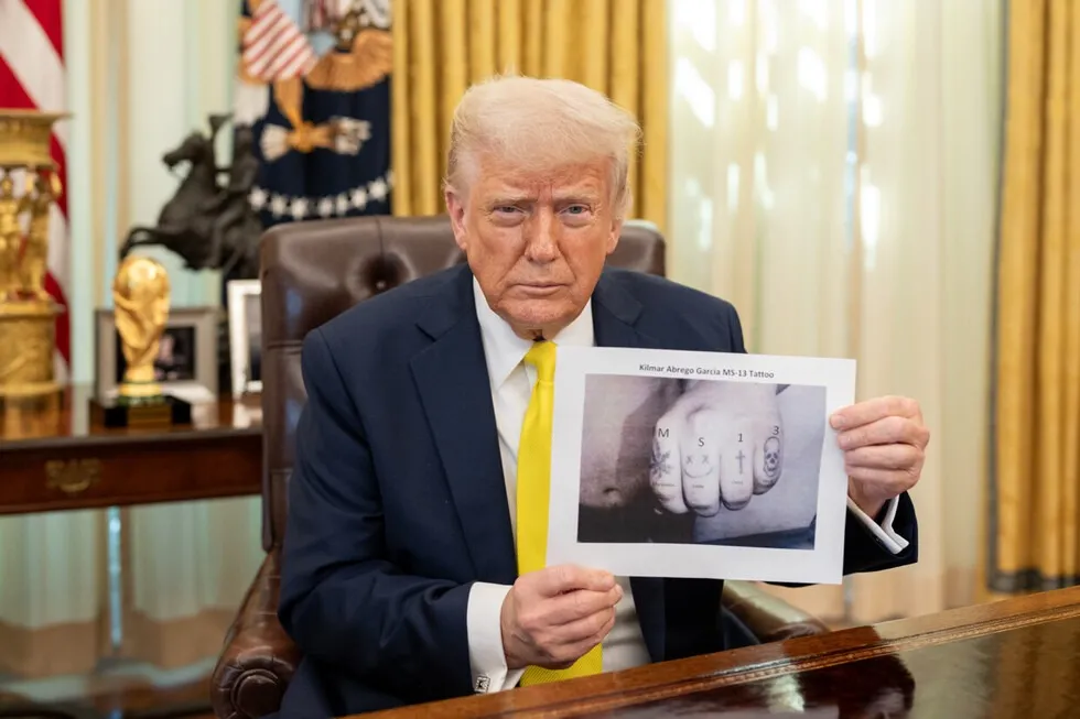 Presidente Donald Trump mostra foto de mão de deportado com tatuagens que o ligariam com gangue criminosa