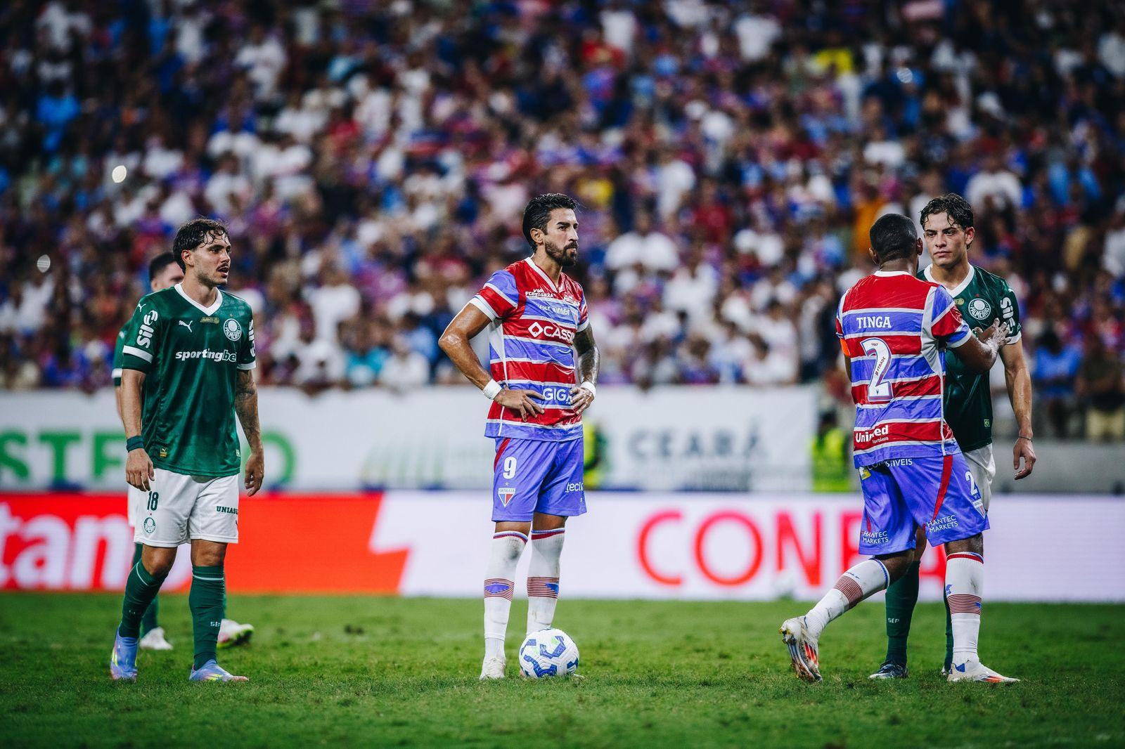 Atletas de Fortaleza e Palmeiras disputam bola