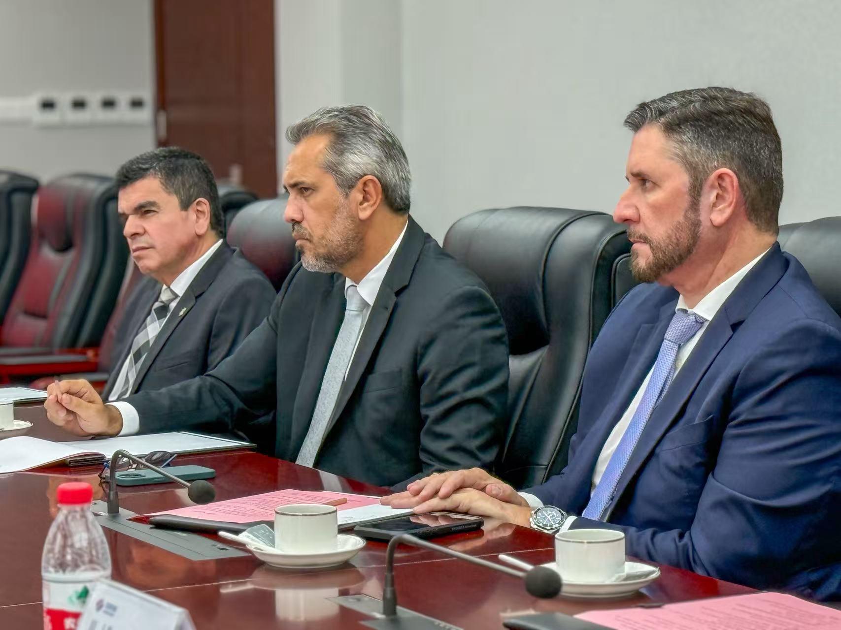 Governador Elmano acompanhado de Chagas Vieira (secretário da Casa Civil) e Romeu Aldigueri (presidente da Assembleia Legislativa)