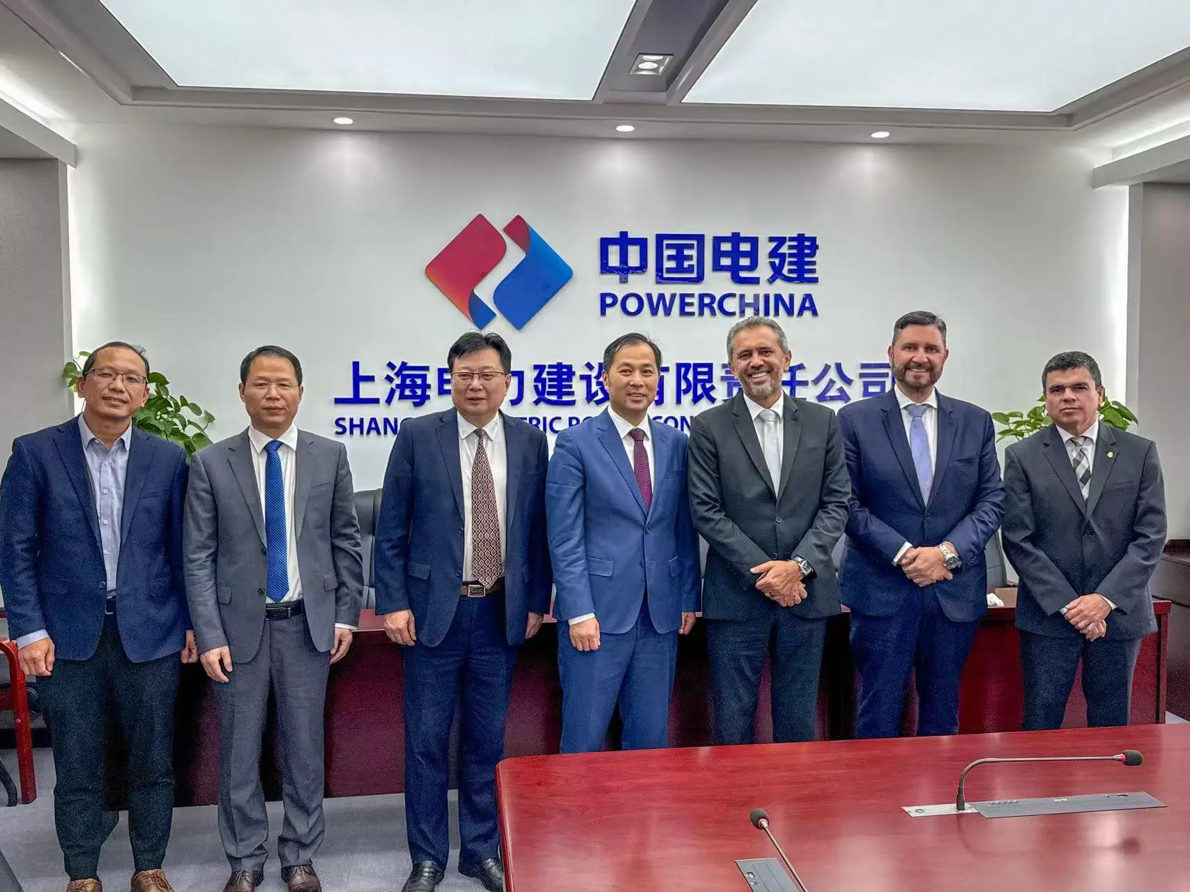 Governador Elmano, acompanhado de Chagas Vieira (secretário da Casa Civil) e Romeu Aldigueri (presidente da Assembleia Legislativa), em reunião com executivos da PowerChina
