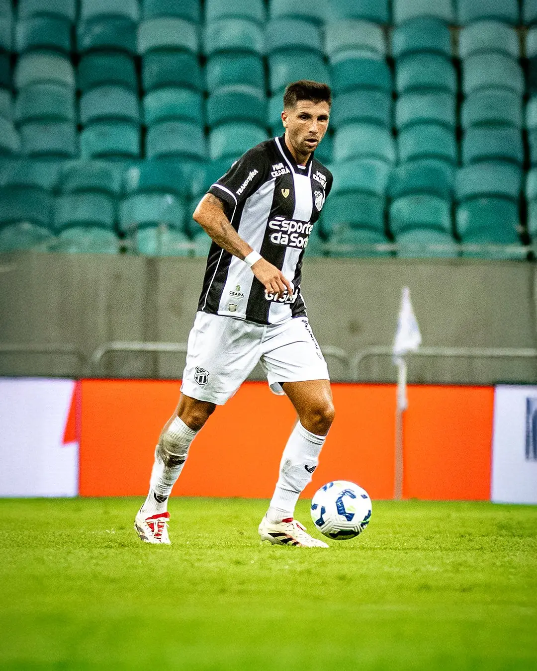 Foto de Lucas Mugni com a camisa do Ceará em jogo com o Bahia