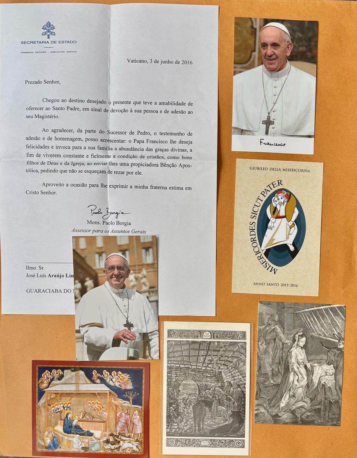 Foto de cartas, documentos e fotos do Papa Francisco
