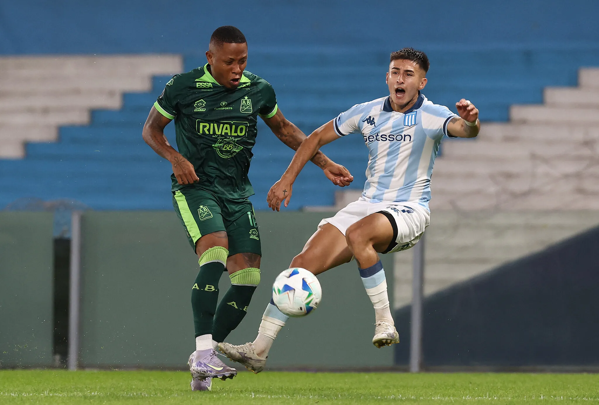 Jhon Vasquez, atacante do Atlético Bucaramanga, teve passagem discreta pelo Ceará em 2022.