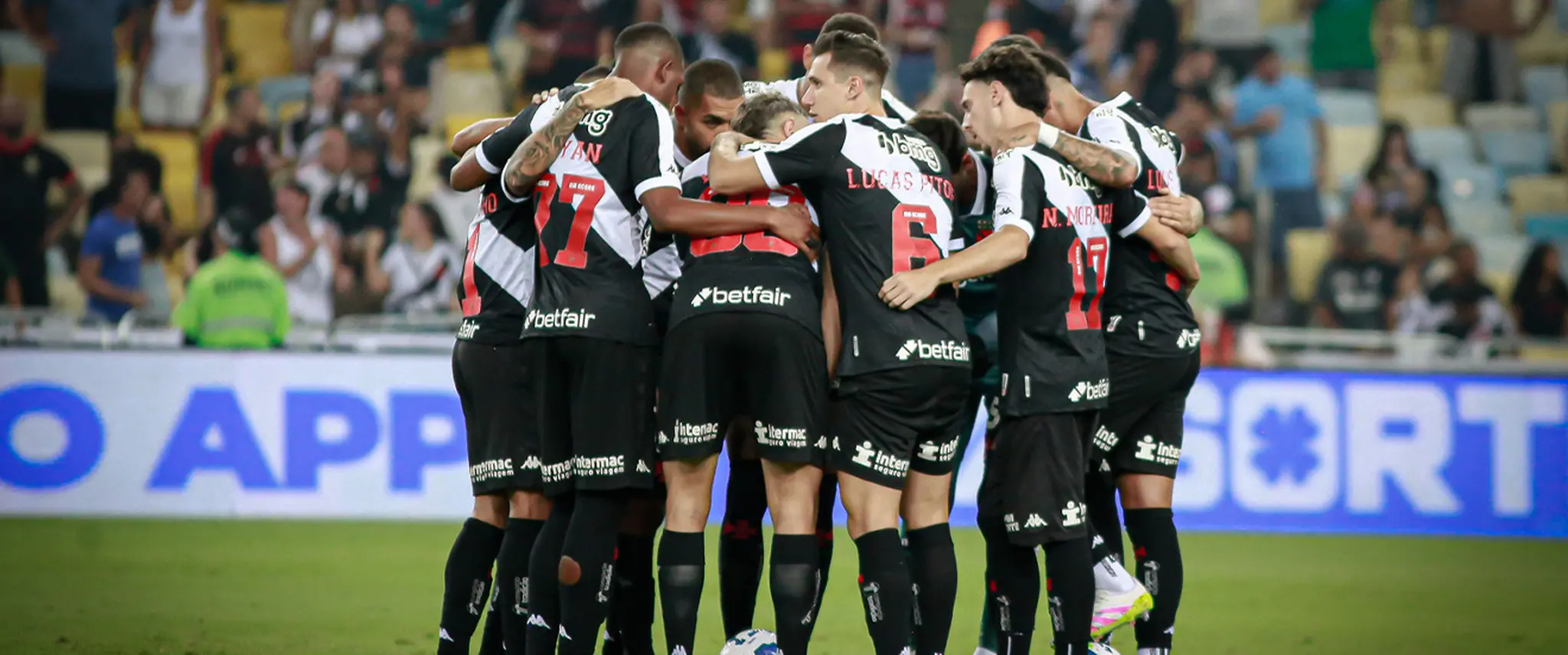 Foto de jogadores do Vasco reunidos no Maracanã