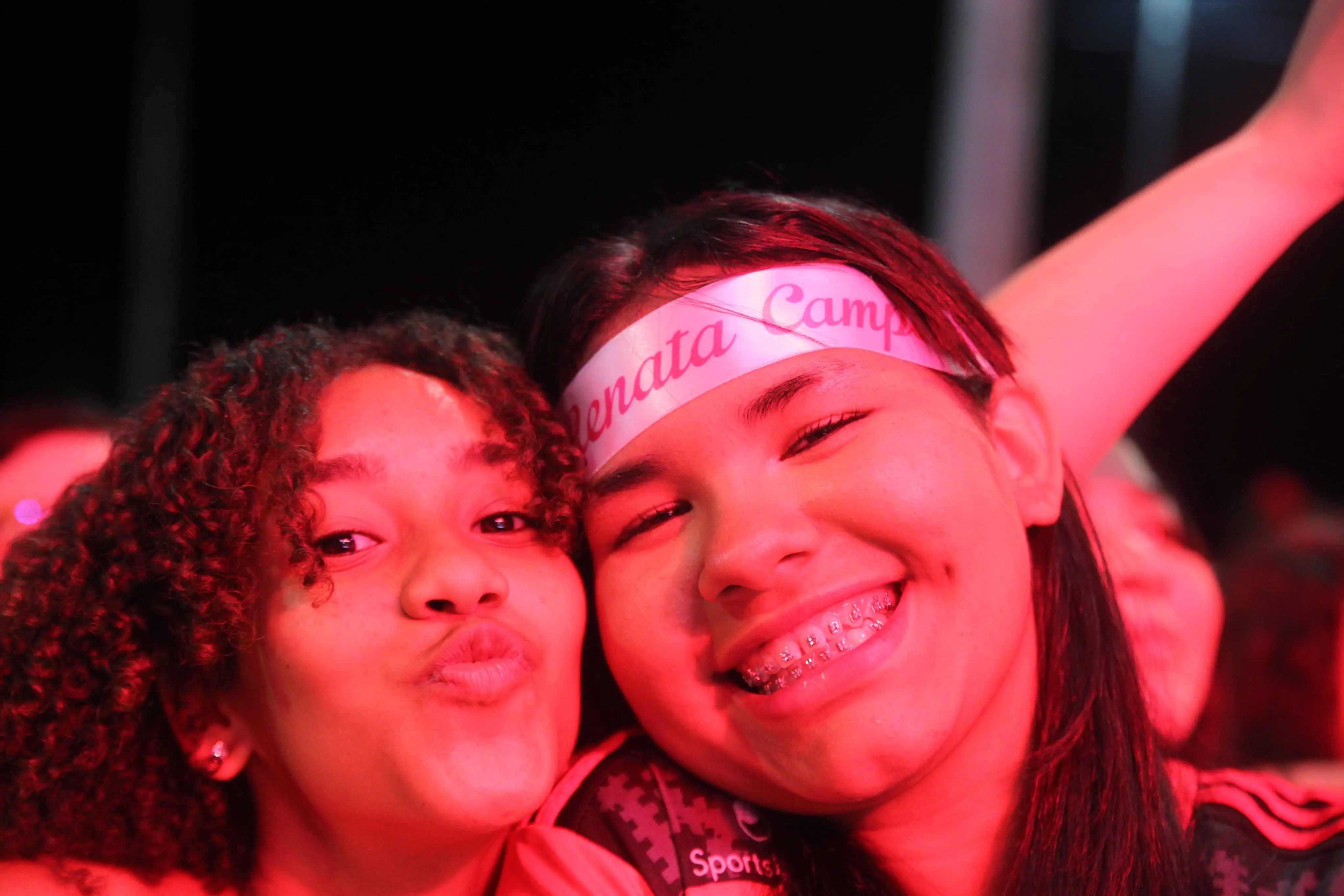 Imagem de duas fãs da Renata no Estoril, na Praia de Iracema