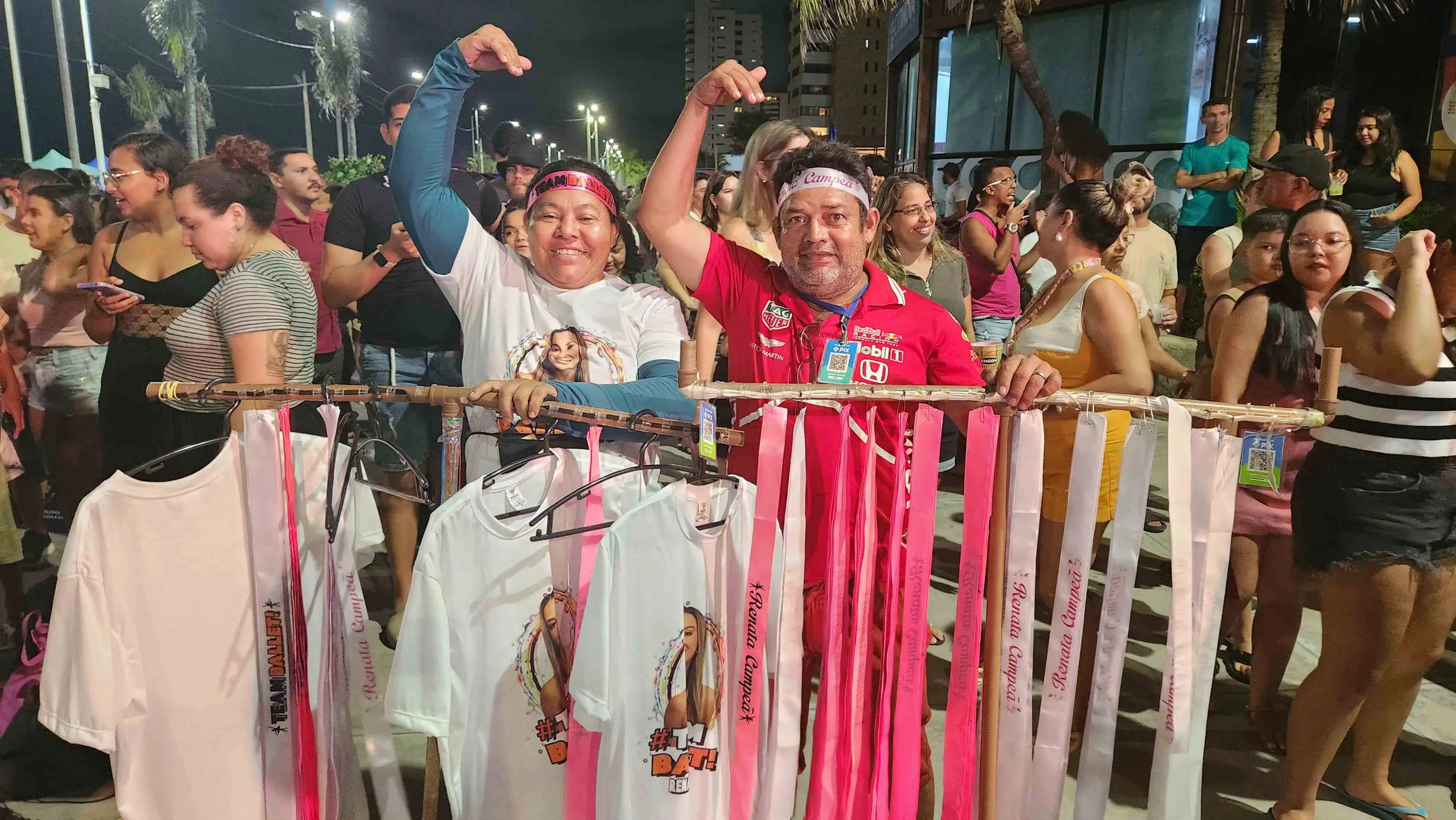 Imagem de ambulantes vendendo itens para a festa da Renata no Estoril, na Praia de Iracema