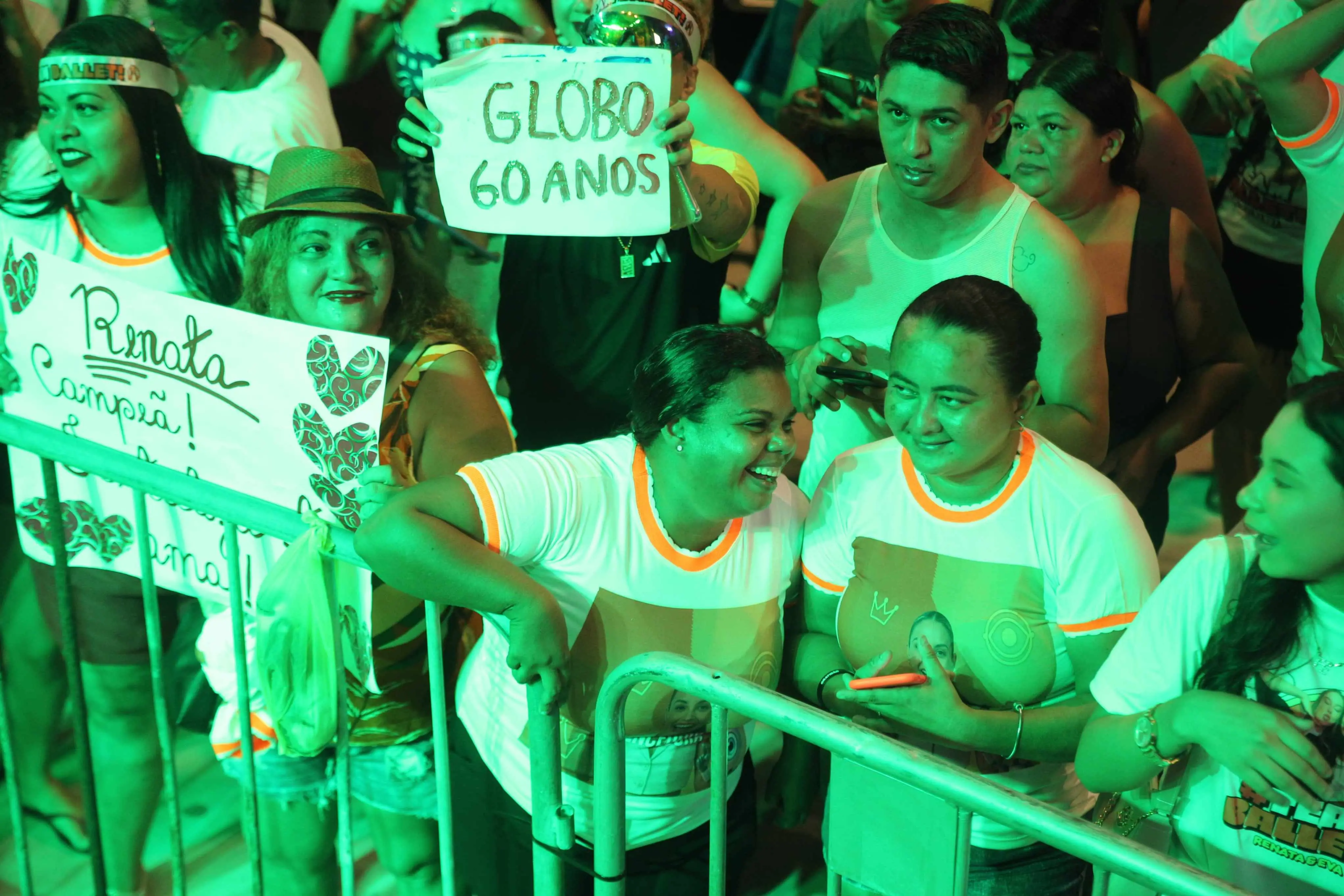 Imagem dos fãs e apoiadores de Renata no Estoril, na Praia de Iracema
