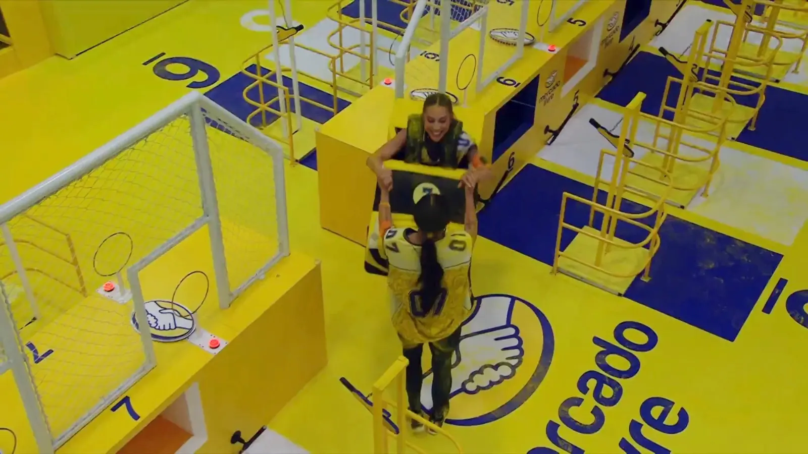 Imagem da Renata comemorando a primeira liderança do BBB 25 ao lado de Eva