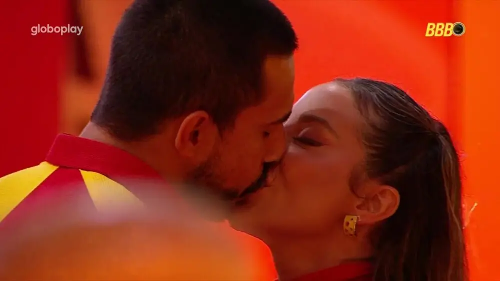 Imagem dos participantes Renata e Maike se beijando no BBB 25
