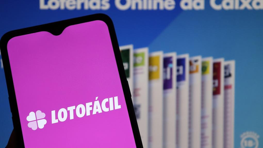 Imagem mostrando o aplicativo Lotofácil em um smartphone, destacando as Loterias Online da Caixa Econômica Federal.