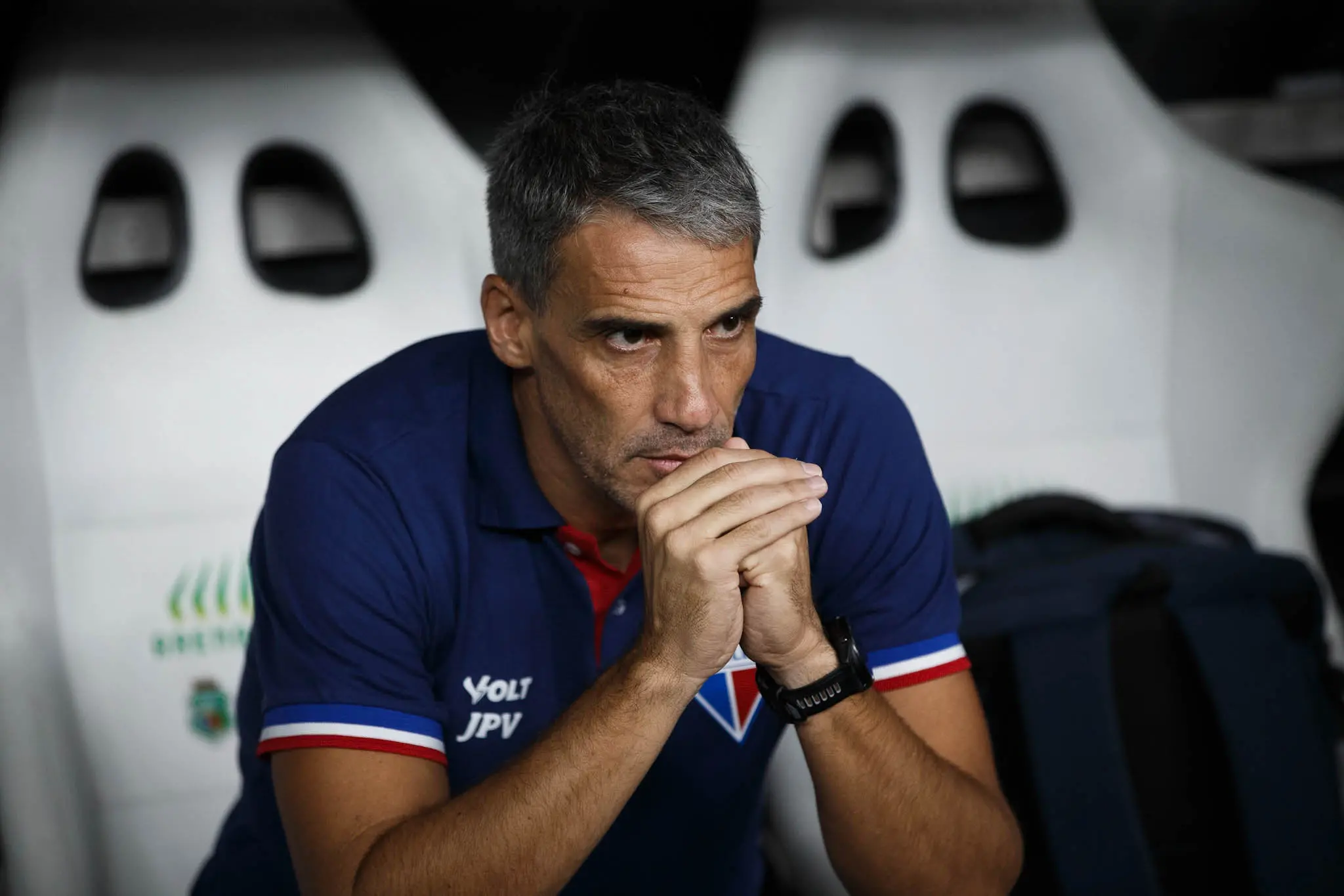 Foto de Juan Pablo Vojvoda, técnico do Fortaleza, no banco de reservas da Arena Castelão durante partida