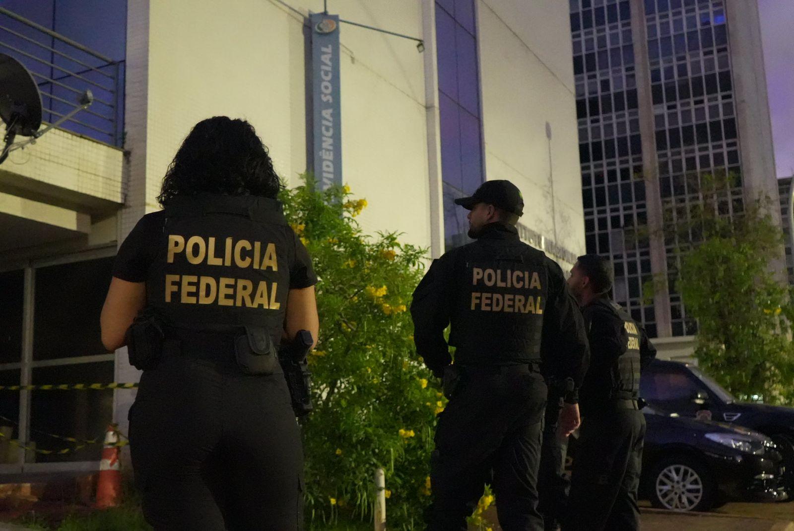 Policiais federais durante operação nesta quarta-feira (23)