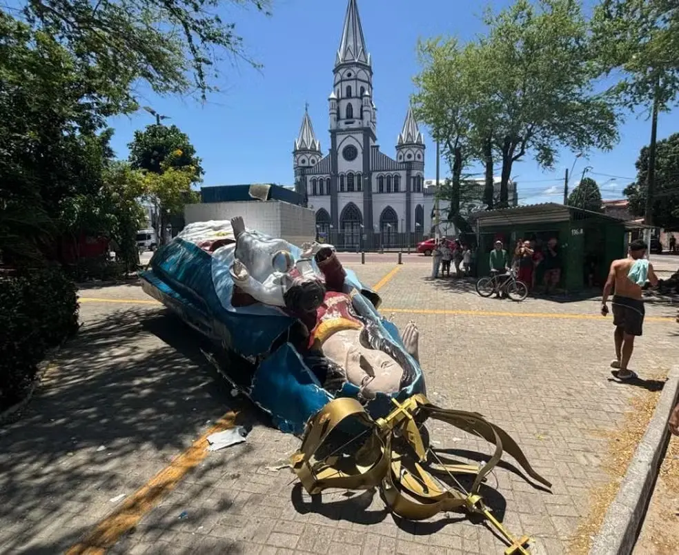 Foto da Estátua de Nossa Senhora de Nazaré caída no chão de praça no bairro Montese, em Fortaleza