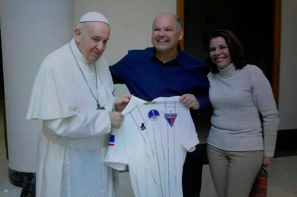 Demetrius e Fabiana Osterne presentearam o papa Francisco com uma camisa do Fortaleza, em 2020