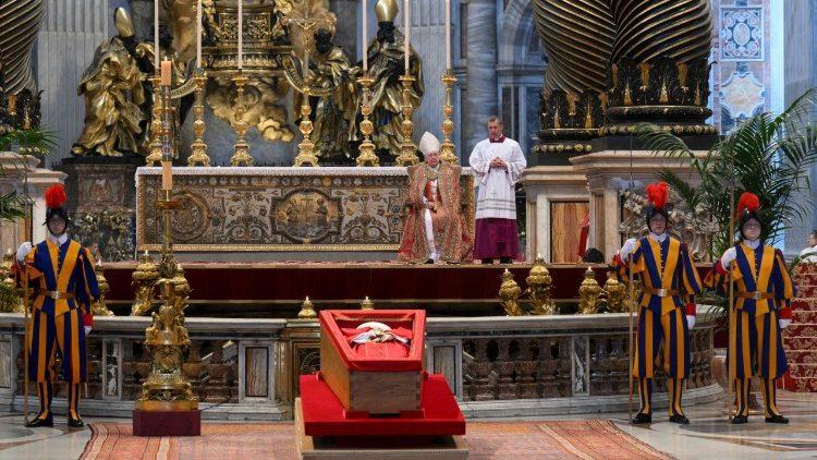 Imagem do caixão do Papa Francisco