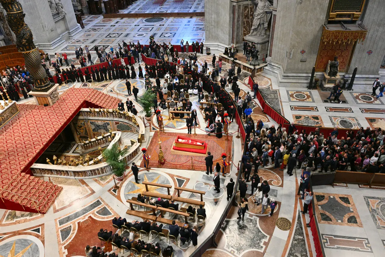 Imagem mostra fiéis visitando corpo do papa Francisco, exibido em caixão na Basílica de São Pedro, no Vaticano, durante segundo dia de velório do pontífice