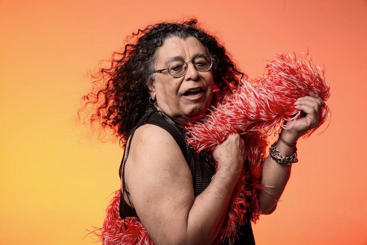 Edy Star, que morreu nesta quinta (24), segurando plumas