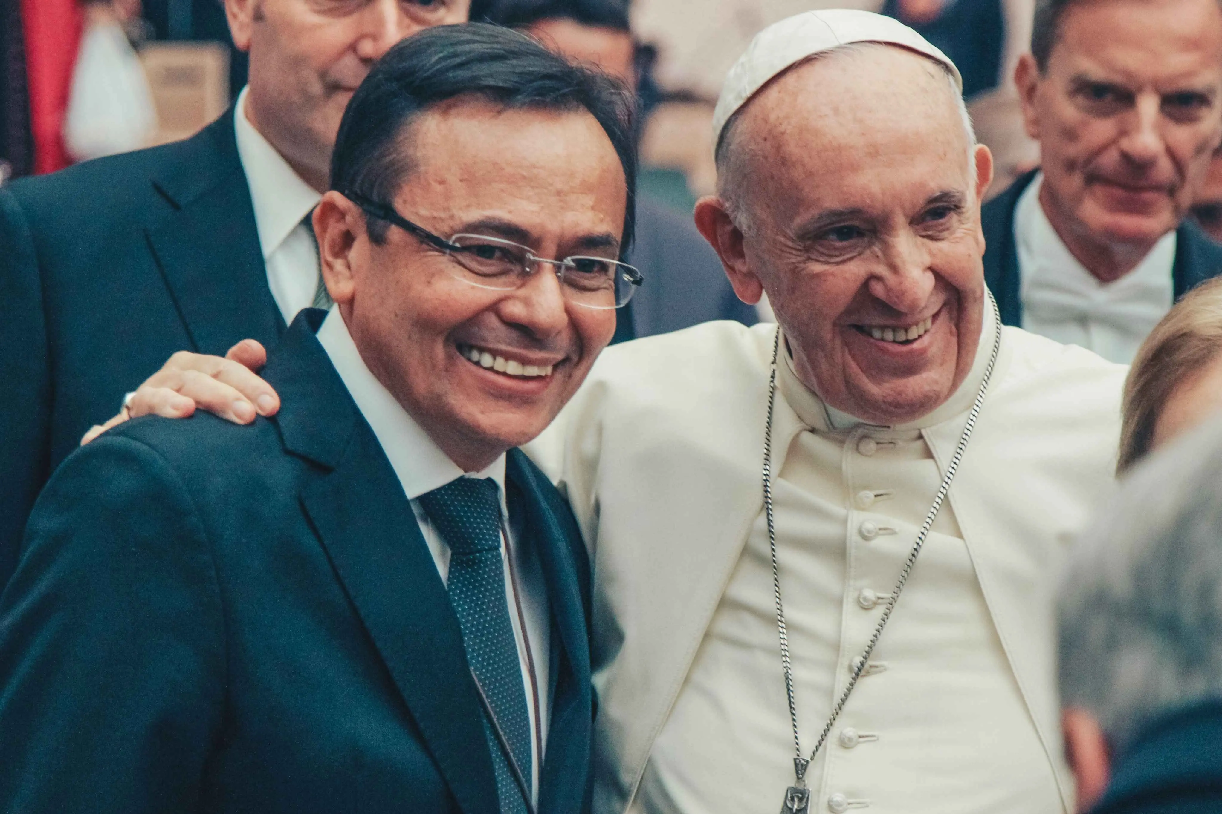 Imagem do papa Francisco ao lado do fundador da Comunidade Católica Shalom, Moysés Azevedo; os dos estão sorrindo