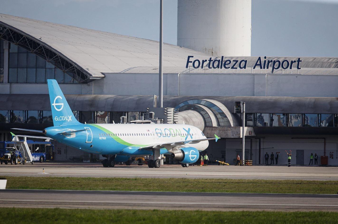 Avião com deportados dos EUA no Aeroporto de Fortaleza