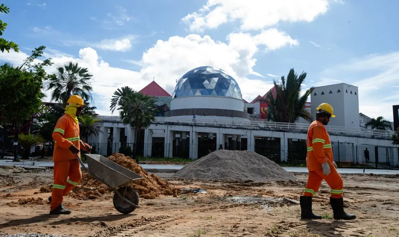 Obra foi retomada em fevereiro; na imagem, trabalhadores em frente ao Dragão em 24 de abril deste ano