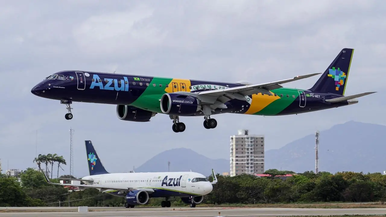 Aviões da companhia aérea Azul, que relatou caso de passageiro fingindo ser piloto