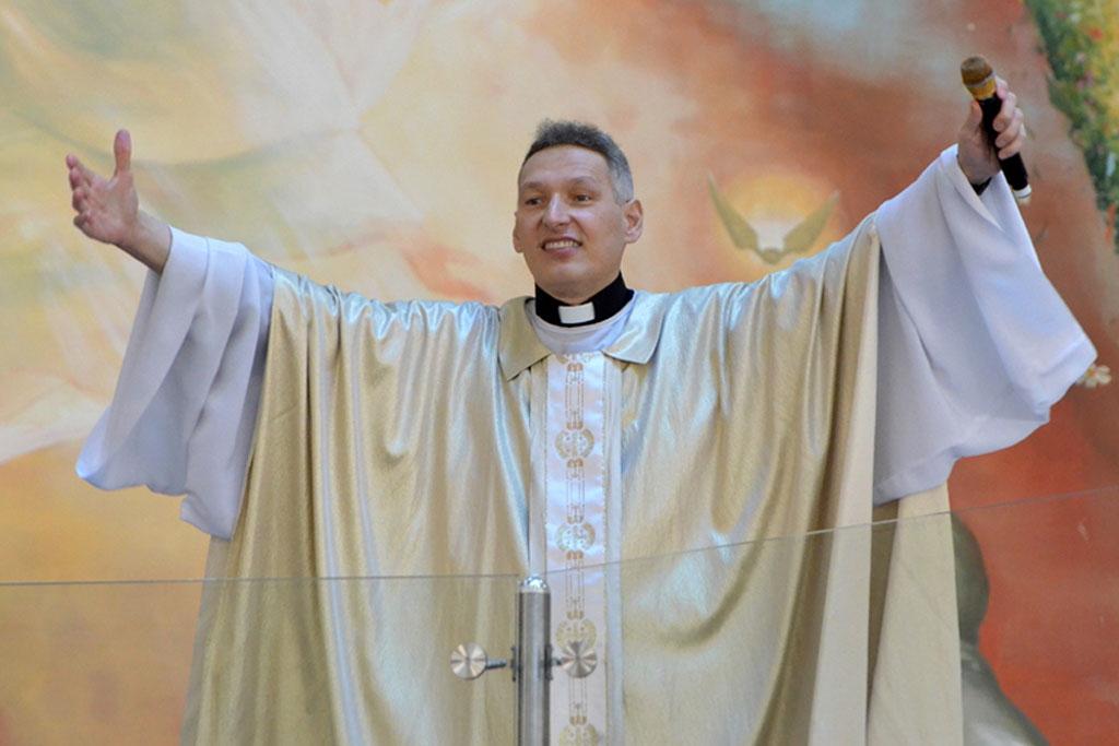 Padre Marcelo Rossi celebrando a Santa Missa, que é exibida pela TV Globo