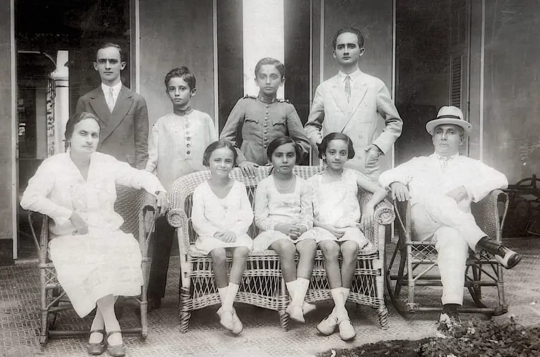 Foto em preto em branco da Família Magalhães Porto em frente à casa Vila Morena