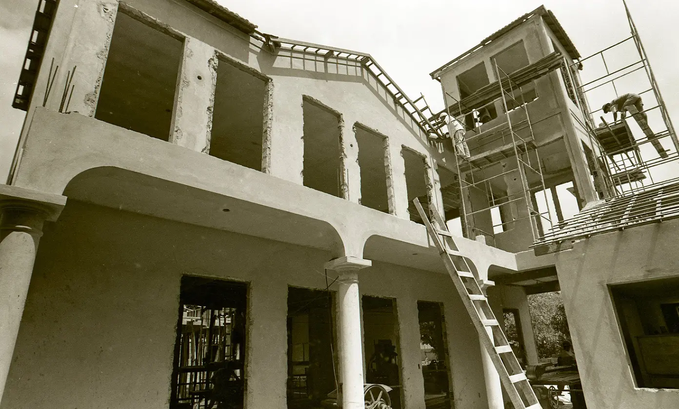 Foto em sépia de reconstrução do Estoril em 1994, após desabar com a força de uma chuva