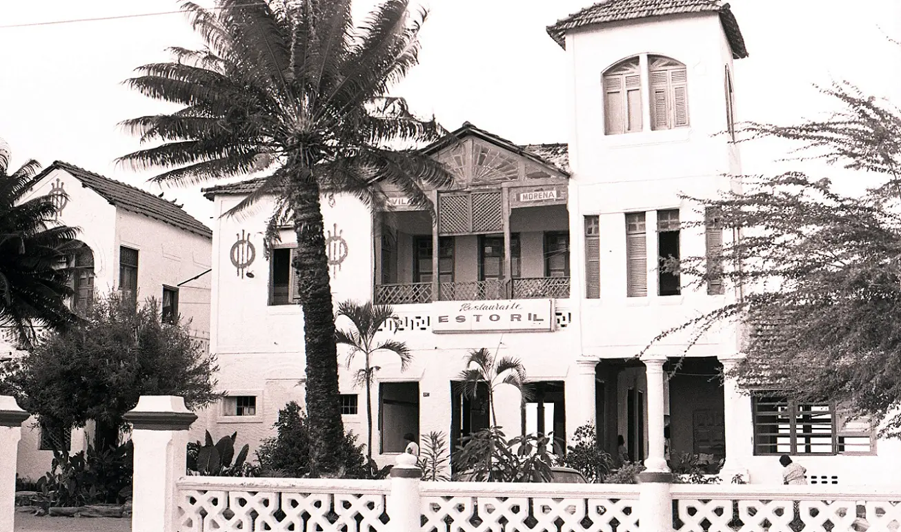 Foto em preto e branco do restaurante Estoril, na Praia de Iracema, em 1989